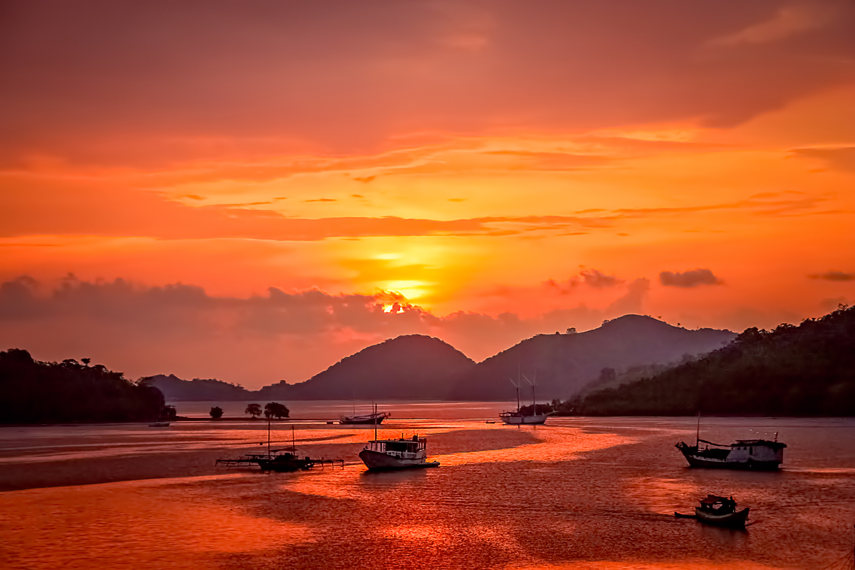 Nikmati Sunset yang Syahdu di Labuan Bajo di 5 Spot Berikut